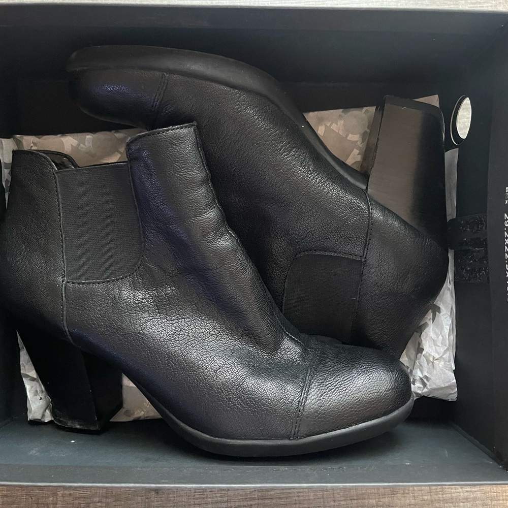 KENNETH COLE LIFE LINE ANKLE BOOTS